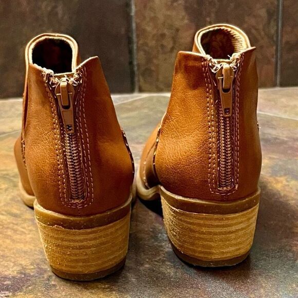 B O C By Born Lucky Brown Ankle Heel Booties 6 1/2 - Picture 3 of 14